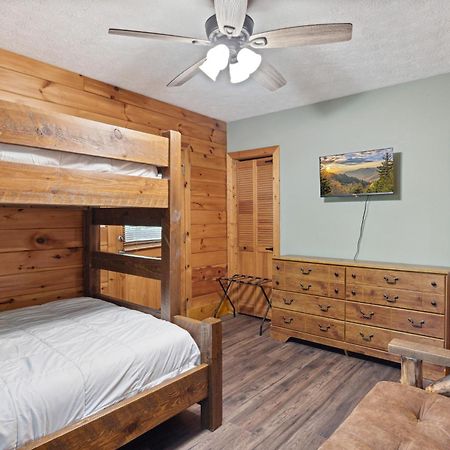 1 Min To The Parkway Spacious Cabin W 3 Suites And Extra Bedroom! Pigeon Forge Buitenkant foto