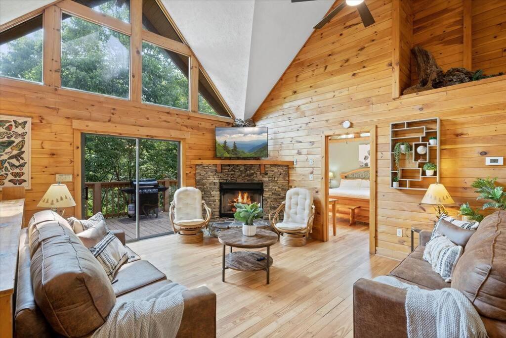 1 Min To The Parkway Spacious Cabin W 3 Suites And Extra Bedroom! Pigeon Forge Buitenkant foto